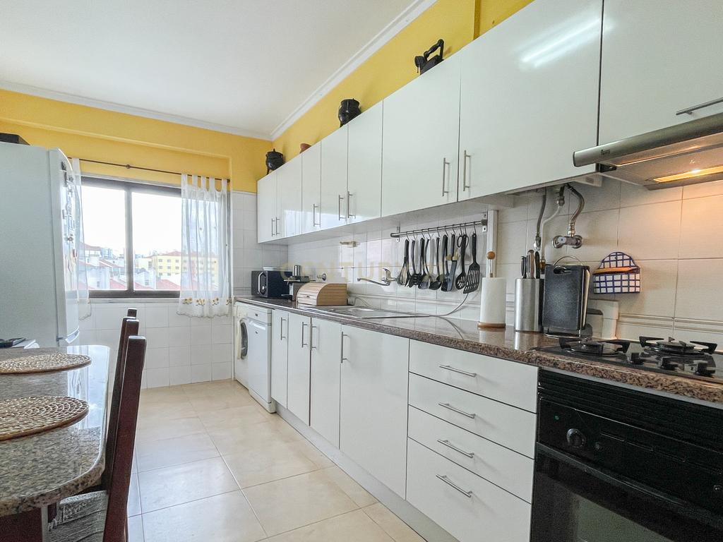 Apartamento T3 - Casal do Chapim - Odivelas - Garagem - Arrecadação - Image 8